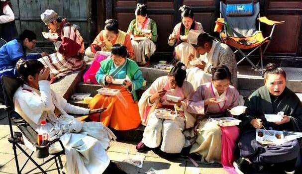 26岁硕士在横店当群演 群演收入如何揭秘，26岁硕士在横店从事群演之路，群演收入究竟如何？