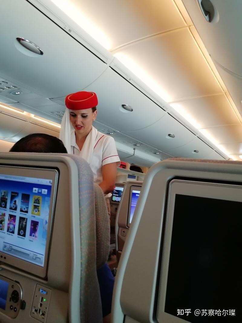女子飞机上用水浇邻座?航空公司回应女子飞机上用水浇邻座？航空公司回应，紧急处理并展开调查