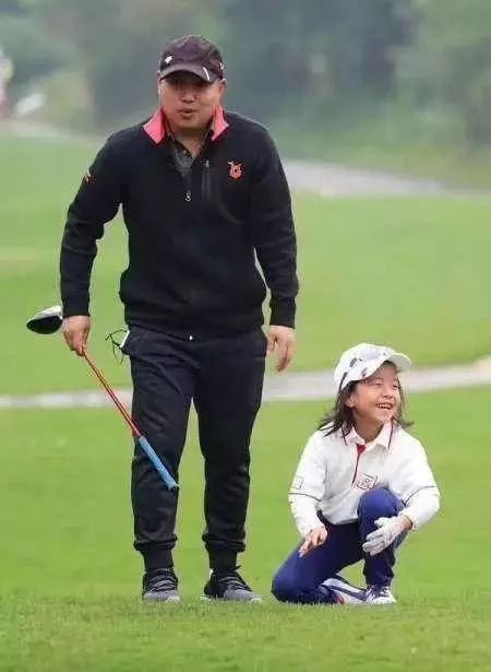 刘国梁女儿赢得高尔夫职业赛首冠了吗刘国梁女儿闪耀高尔夫赛场，勇夺职业赛首冠！