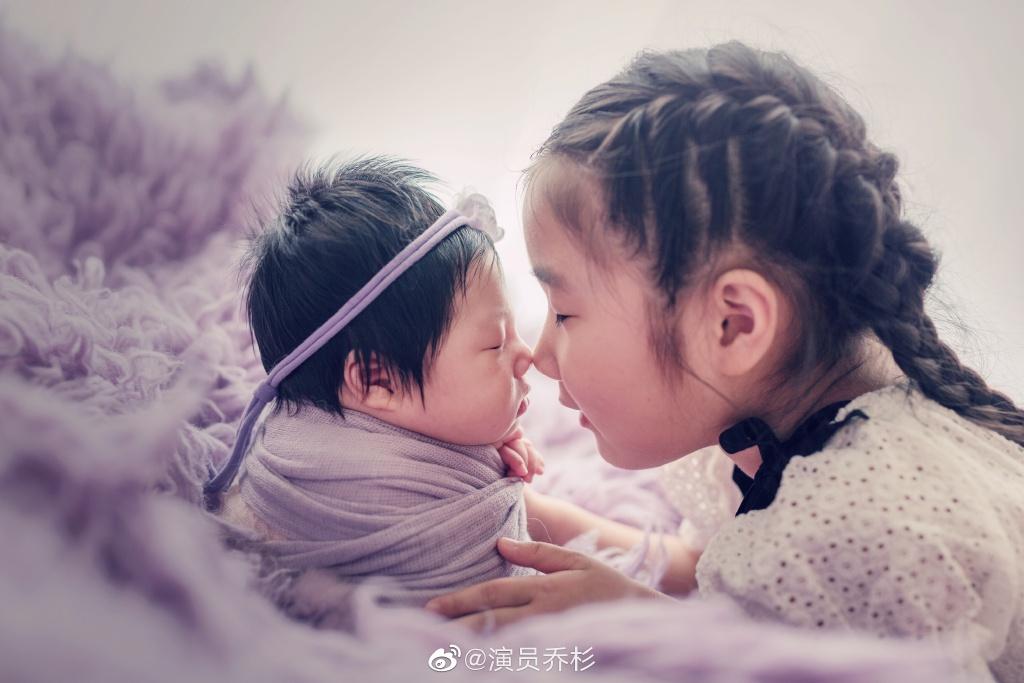 妻子怀上三胎 41岁乔杉晒全家福妻子怀上三胎，41岁乔杉晒全家福，幸福满满！