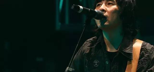 杨宗纬摔下舞台 目击者称疑短暂昏迷杨宗纬摔下舞台事件，目击者称短暂昏迷，真相究竟如何？