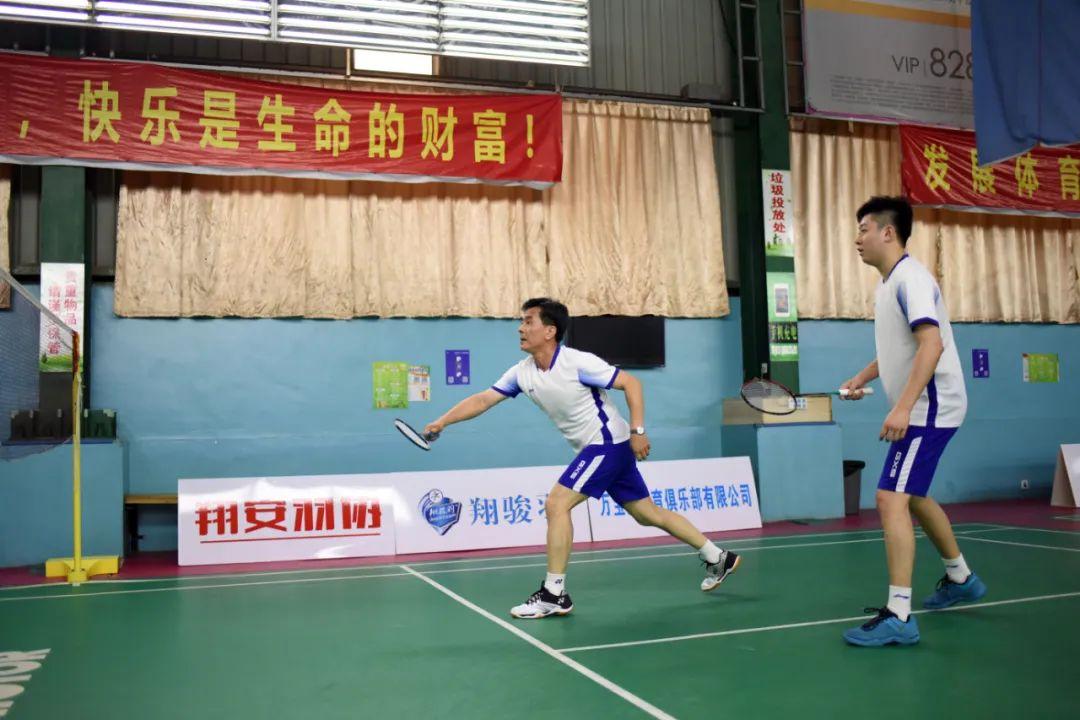 羽毛球打一局上百元羽毛球打一局是否上百元，这个问题答案因多种因素而异，如所在地区、参与的比赛类型、场馆费用以及参与者的水平等。