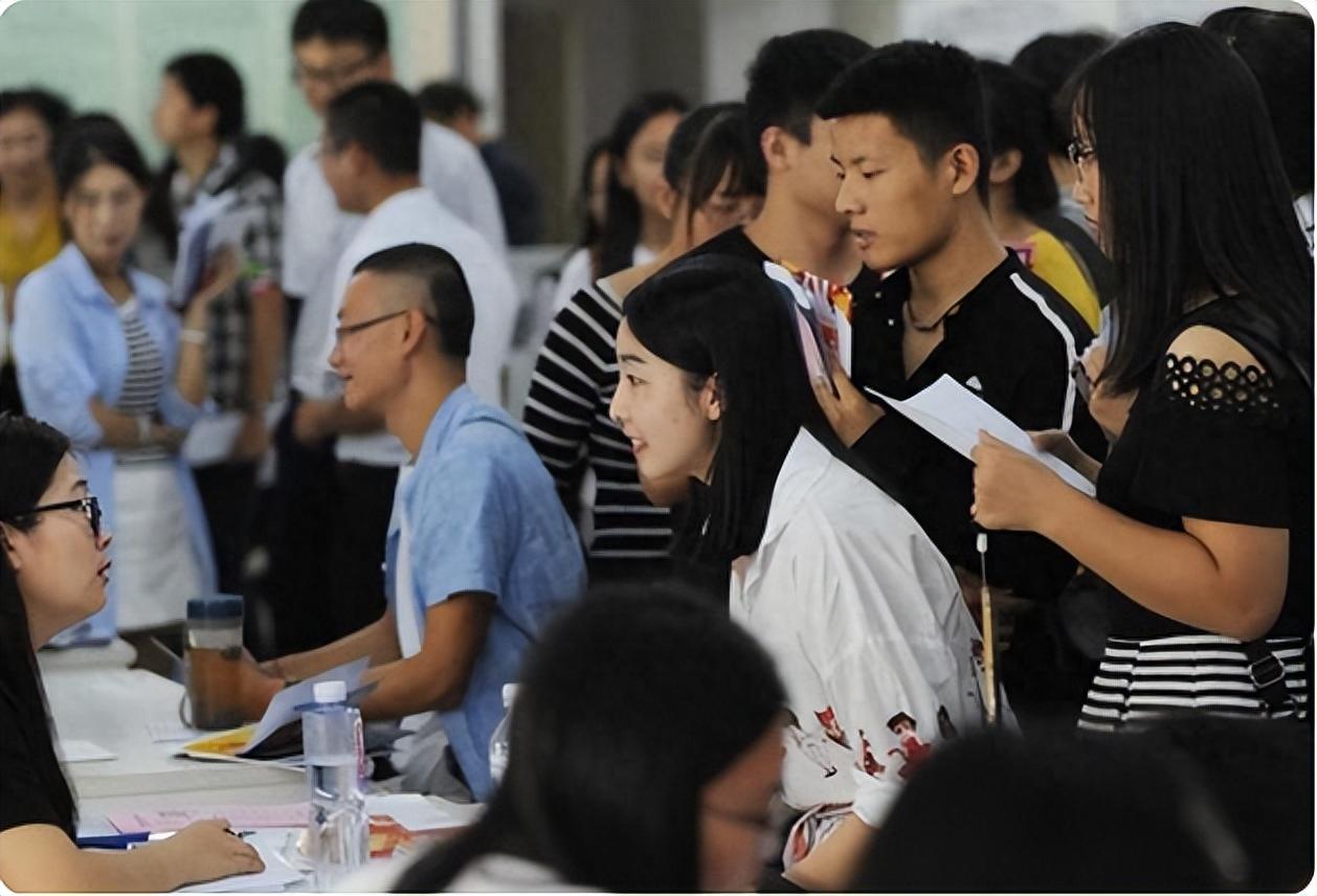 大学生体育上门家教需求暴涨近年来，大学生体育上门家教需求暴涨的现象引起了广泛关注。这一现象的背后有多种原因，包括家庭对体育教育的重视、学生个性化需求的增长以及大学生自身能力的不断提升等。