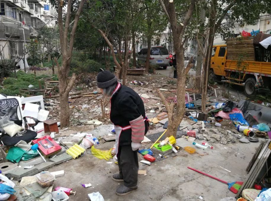 独居老人沉迷捡垃圾3套房被垃圾堆满独居老人沉迷捡垃圾，三套房被垃圾堆满